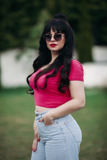 Curvy Beautiful Brunette Woman Wearing Sunglasses Bright Lipstick While Standing Outside Green Lawn 132075 8203